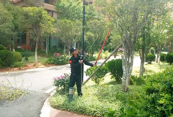 大理小區(qū)安全檢查中的保安